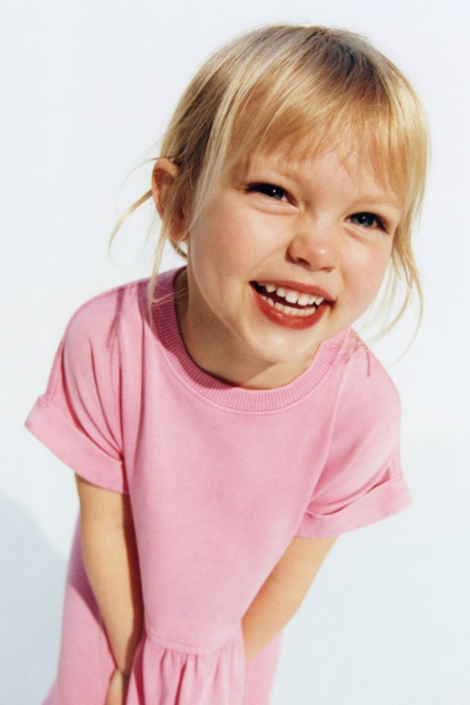 Fillette souriante