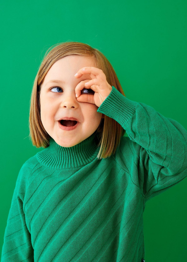 Enfant qui fait des jumelles avec ses mains