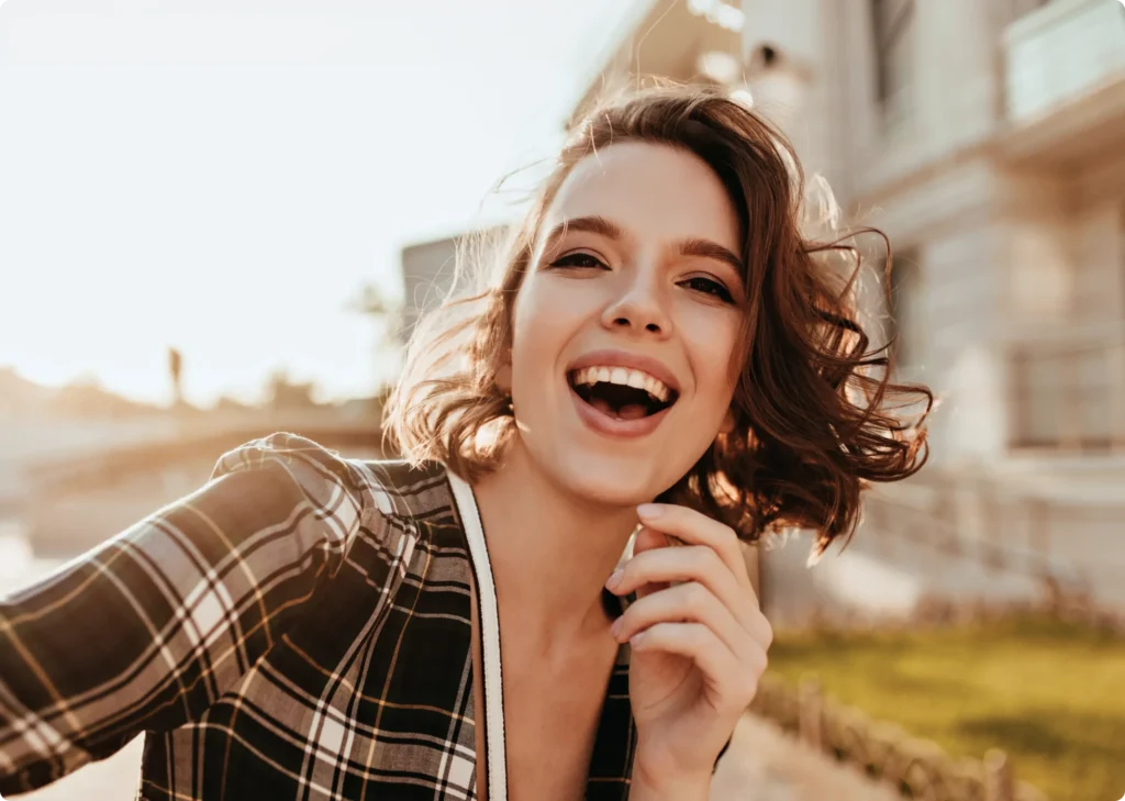 Jeune femme souriante