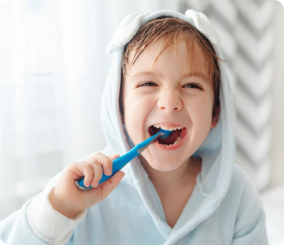 Enfant qui se brosse les dents