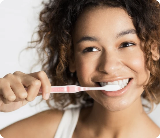 Jeune femme qui se brosse les dents