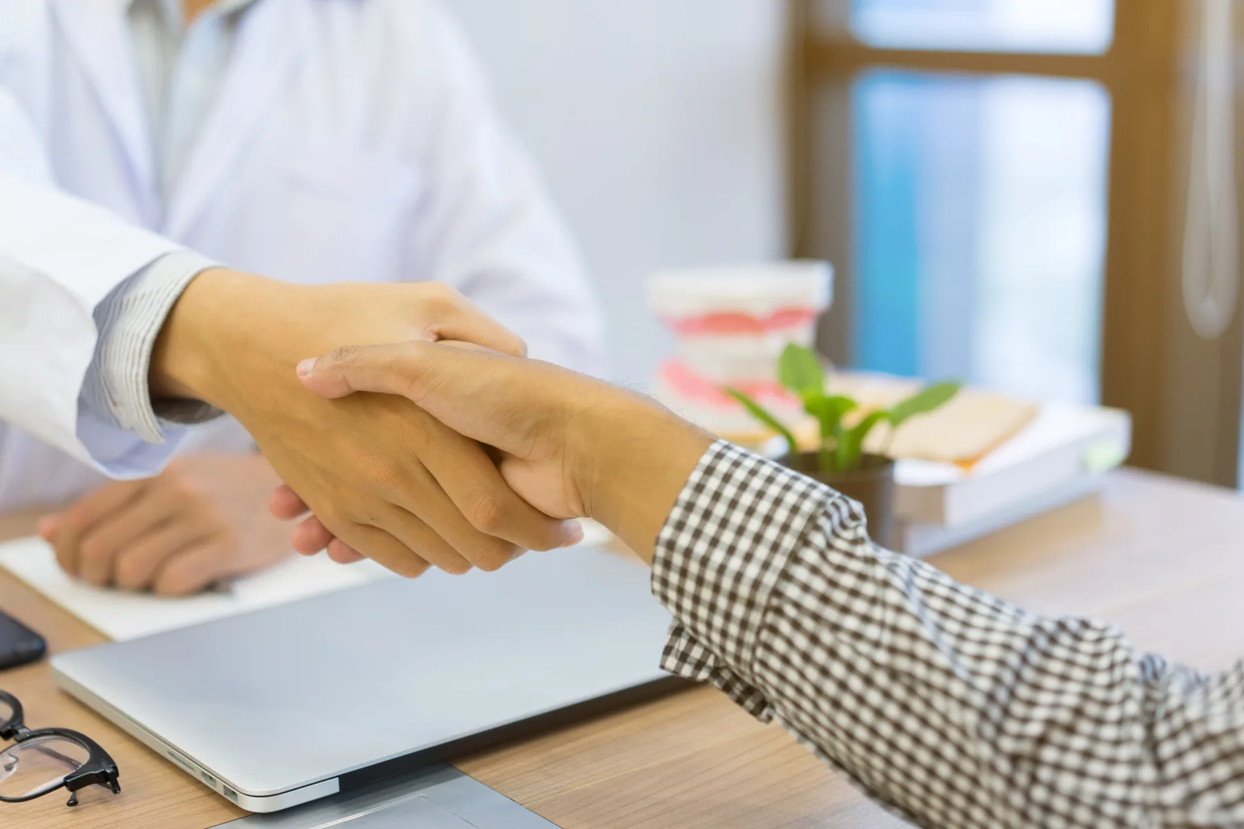 Première consultation : accueil du patient au bureau du praticien